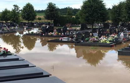 Kiša potopila groblje: 'Zar nam se pokojnici trebaju kiseliti?'
