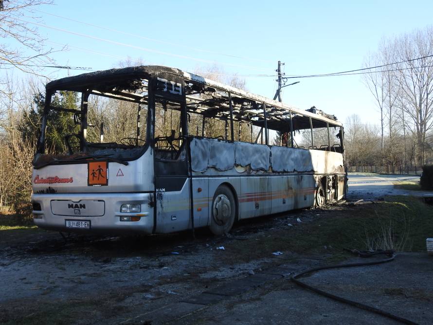 Video: 'Brzo, svi van!' Izgorio školski autobus kod Garešnice