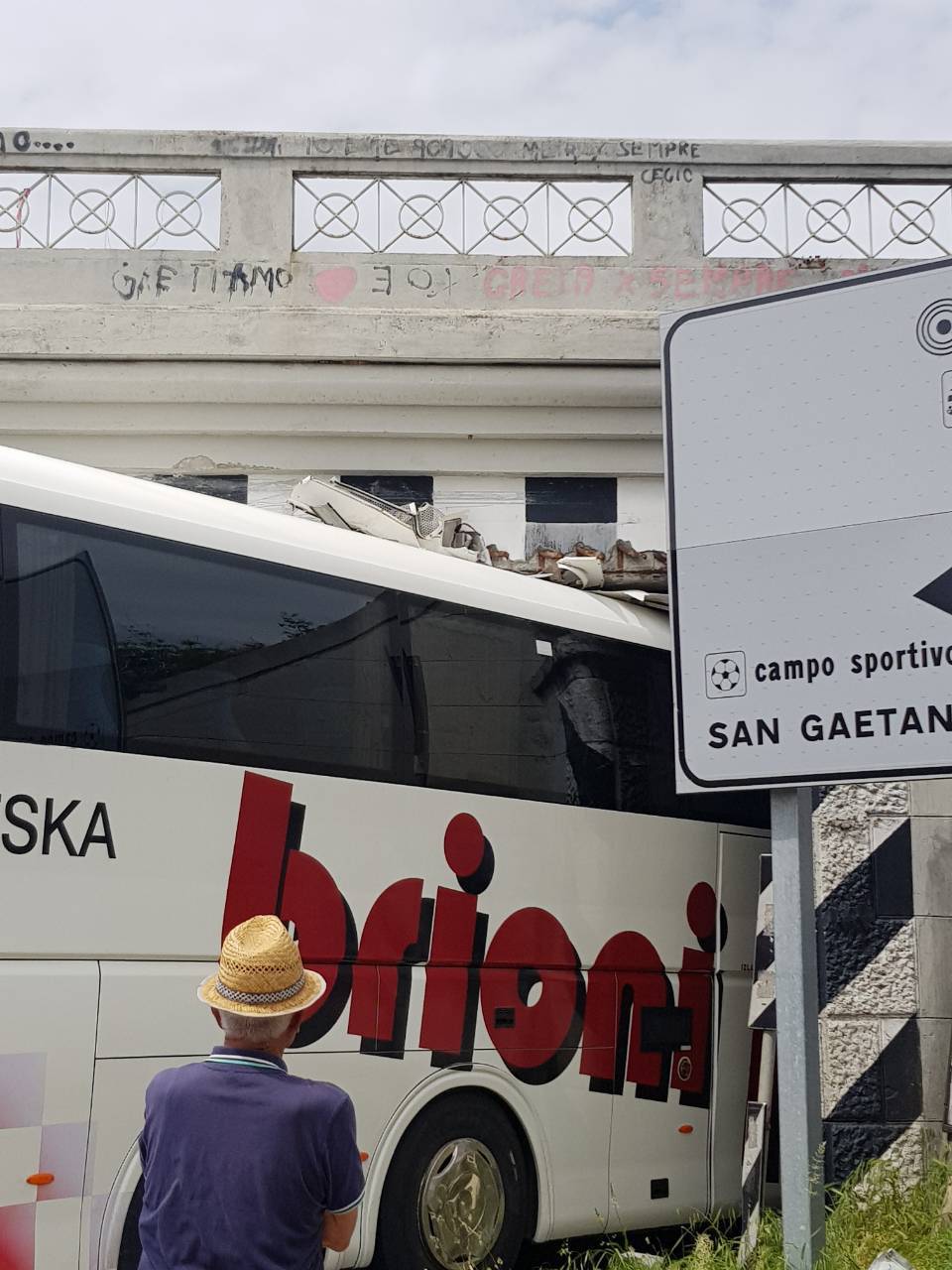Autobus s učenicima  iz Istre 'zaglavio'  ispod mosta u Italiji