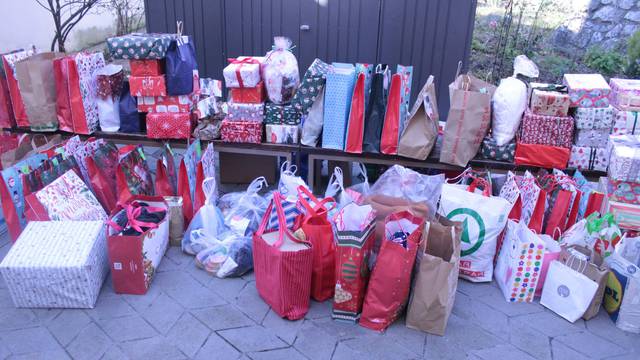 Humanitarna akcija 'I njima je Božić' skuplja poklone, novac i potrepštine za beskućnike