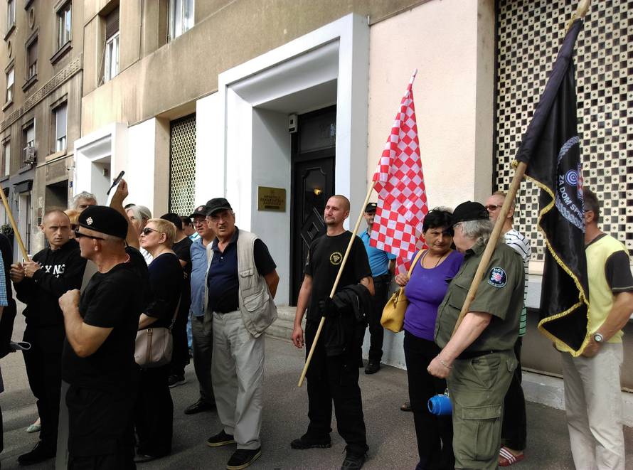 Keleminec  i ekipa s HOS-ovim zastavama stigli su pred HDZ