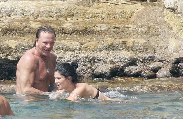 ARHIVA - 2009. Dubrovnik: Mickey Rourke se kupao u društvu tajanstvene crnke