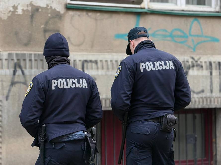 FOTO Keleminec i desničari pred stanom Mrak Taritaš. Puštali su Thompsona, susjedi ih polijevali