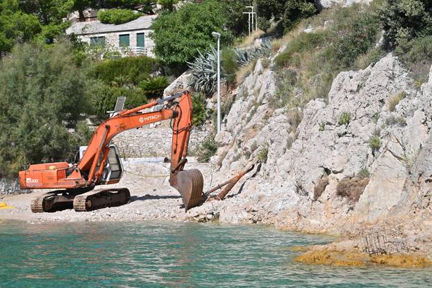 Nastavlja se rušenje bespravno izgrađenih objekata u uvali Vruja