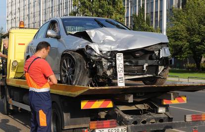 Sudar u Zagrebu: Auto završio na pruzi, tramvaji ne prometuju