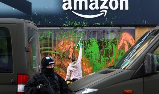 Davos: Aktivisti ometaju slijetanja helikoptera, obojali Amazonovu bazu u zeleno