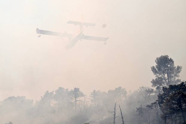 FOTO Kanaderi cijeli dan u akciji: Pogledajte kako gase požare diljem Dalmacije