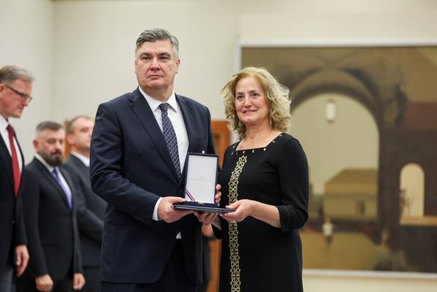 Zagreb: Zoran Milanović uručio odlikovanja i priznanja zaslužnim pojedincima i organizacijama iz područja kulture, znanosti, sporta i gospodarstva