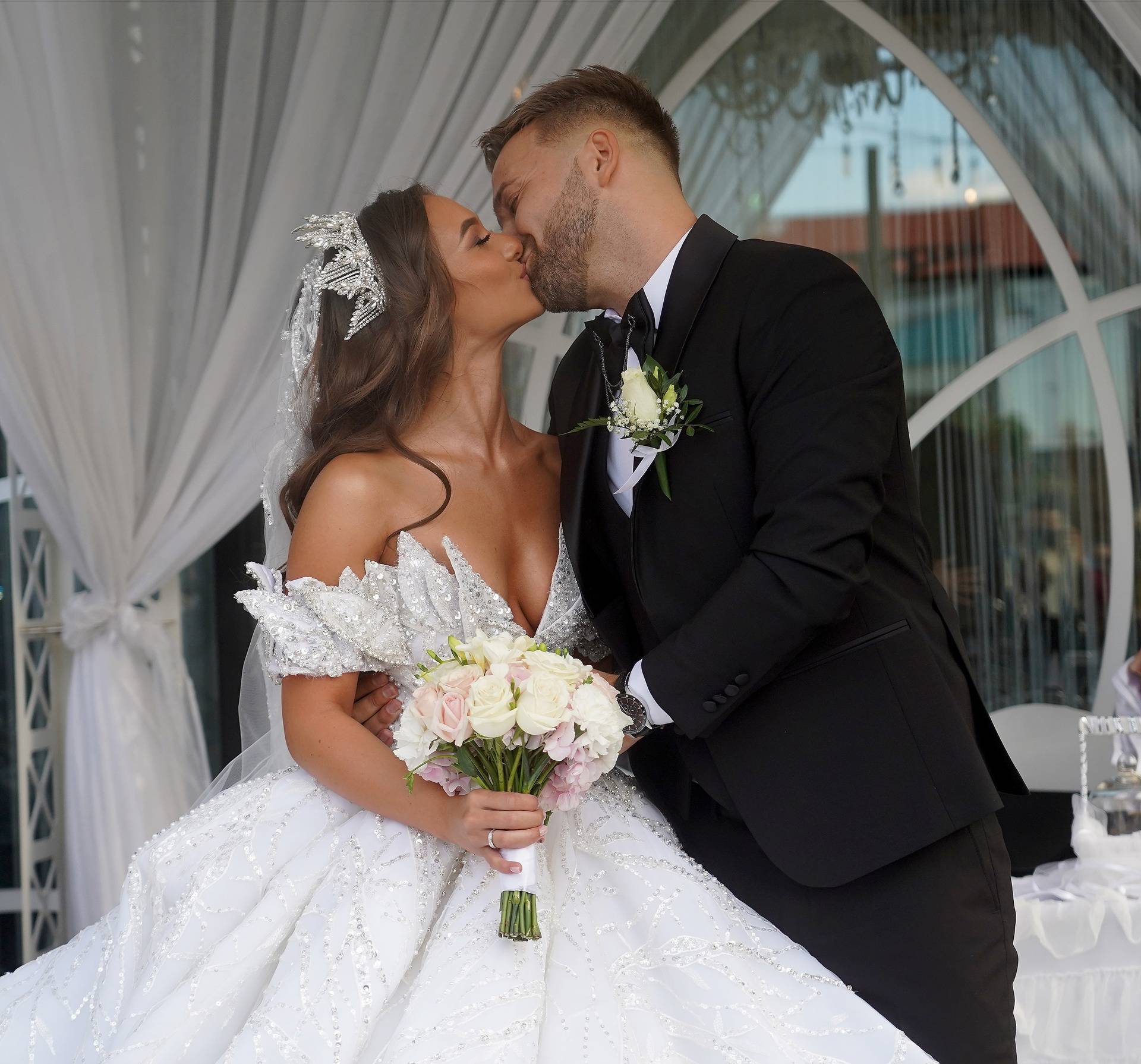 The wedding of Sava Dzehverovic, the brother of the singer Teodora Dzehverovic, and the make-up artist Adriana Kadar takes place in the LUX Events Center.Svadba Save Dzehverovica, brata pjevacice Teodore Dzehverovic, i vizazistice Adriane Kadar odrzava