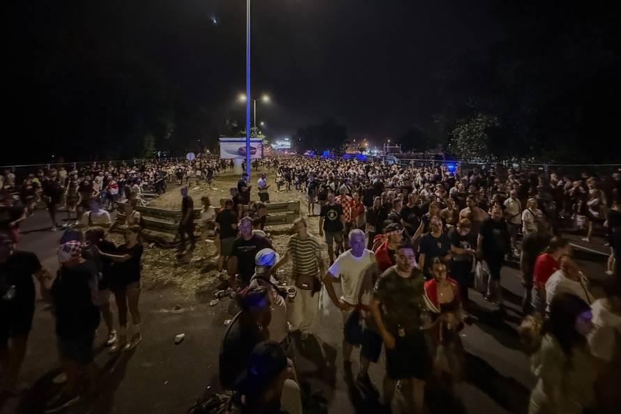Zagreb: Veliki zastoj na Mostu slobode nakon Thompsonovog koncerta, ljudi stoje ne mjestu