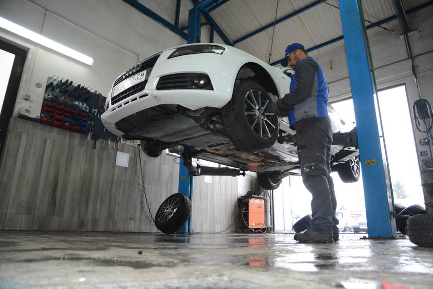 Prvi snijeg stvorio je velike guÅ¾ve kod vulkanizera pa se na izmjenu guma Äekalo po nekoliko sati