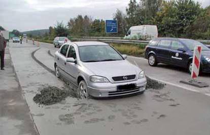 Iskusni njemački vozač zapeo u svježem betonu