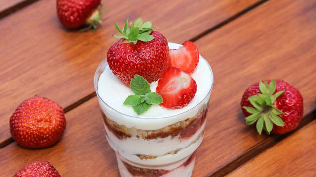 Fini desert: Mascarpone torta s jagodama i keksima u čašicama