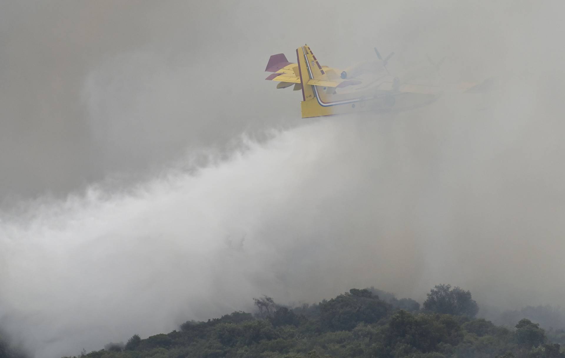 U naselju Valdebek u Puli ponovno je izbio veliki požar, gašenju se pridružio kanader