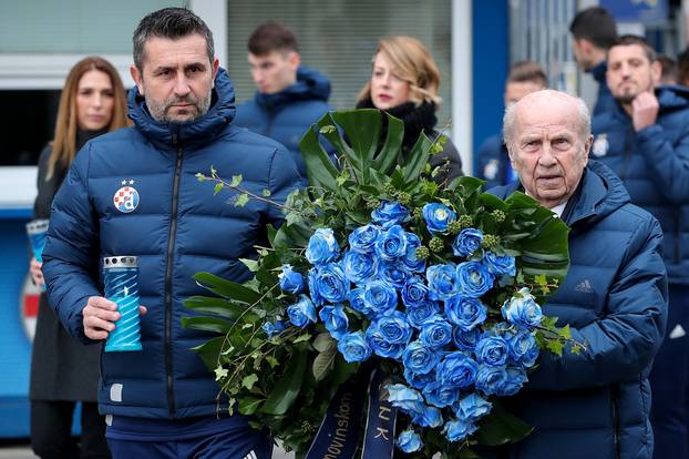 Zagreb: Igrači Dinama zapalili svijeće na spomeniku poginulim navijačima u Domovinskom ratu