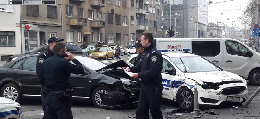 Krš i lom u središtu Zagreba: Sudarili se s policijskim autom