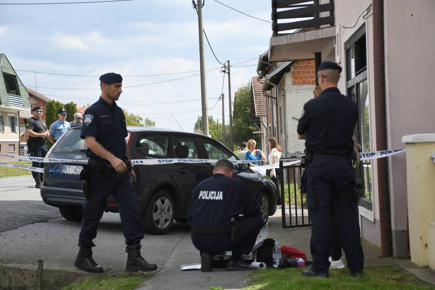 Stari Grabovac: Policijski očevid u kući gdje je ubojica iz Novske počinio samoubojstvo