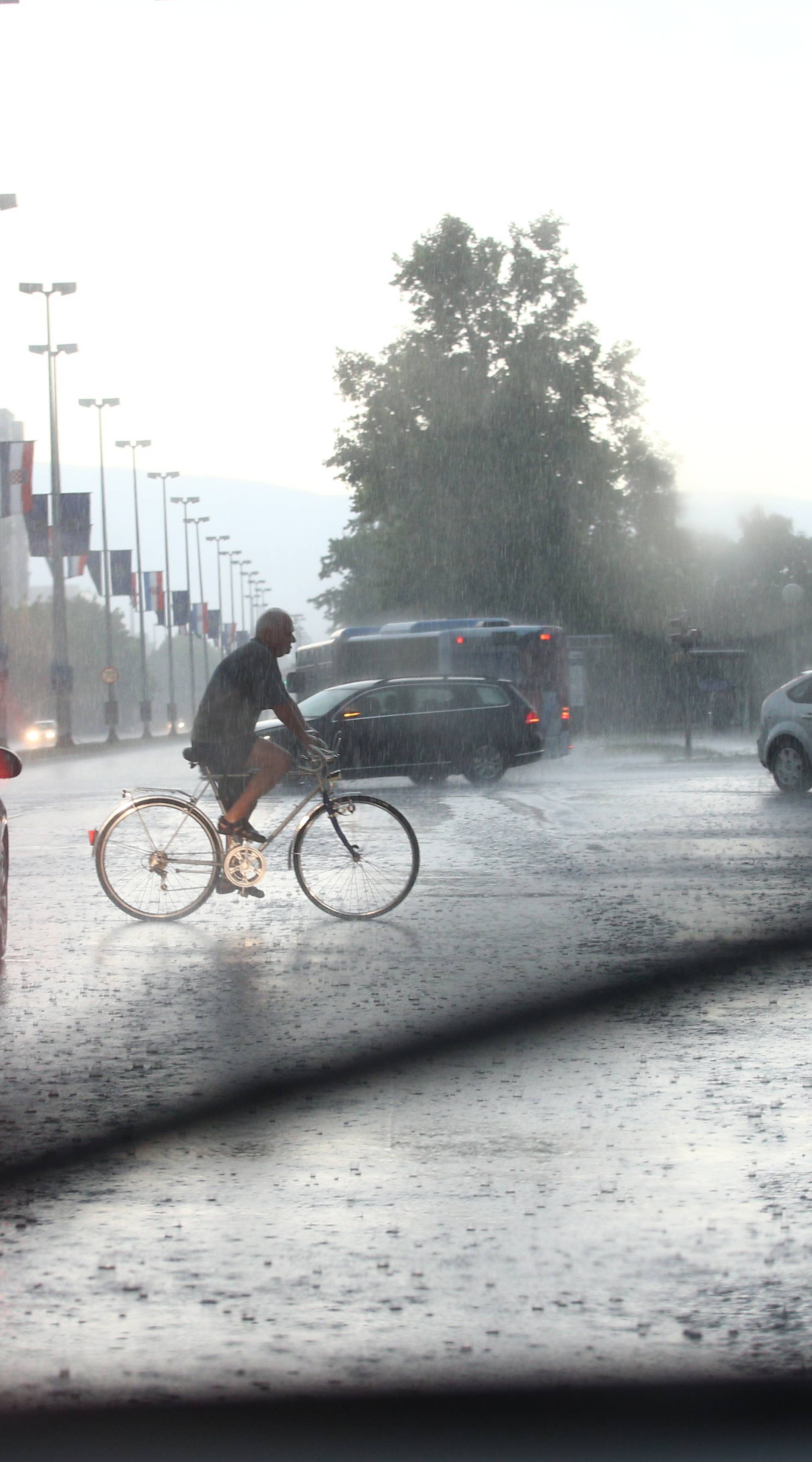Olujno nevrijeme u Zagrebu i Zagorju: Kiša, tuča, grmljavina