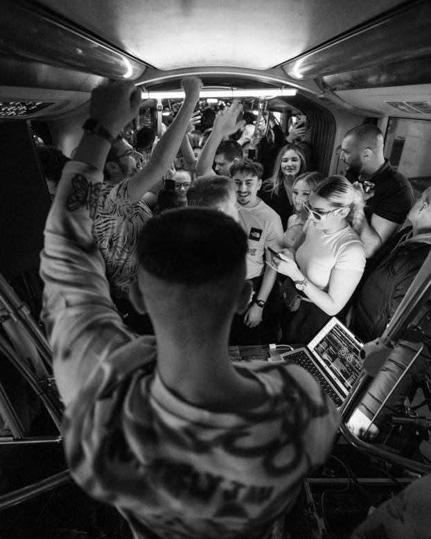 FOTO Ludilo na tračnicama! Ovaj party tramvaj u Zagrebu vozi vas direktno u ekstazu