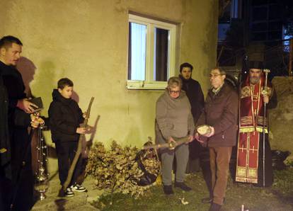 FOTO Pravoslavni vjernici diljem Hrvatske dočekuju Božić uz tradicionalno paljenje badnjaka