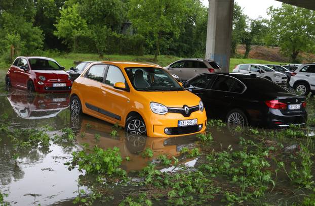 Karlovac: Obilna kiša uzrokovala probleme u prometu