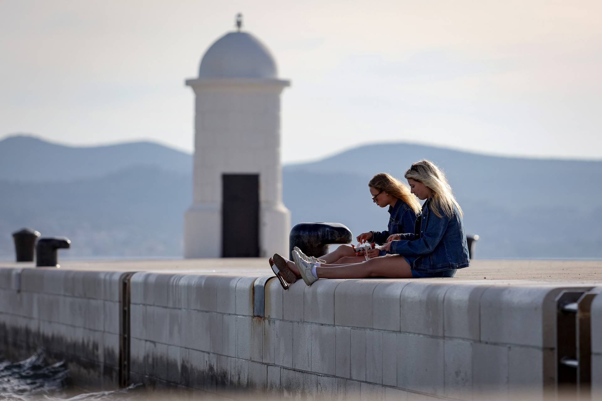 Zadar: Sunčan i topao dan Zadrani i turisti iskoristili za šetnju, a neki i za kupanje