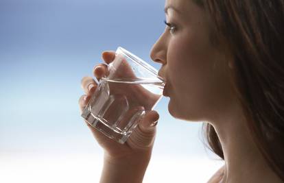 Za žeđ pijte vodu, ne gazirane sokove - oni napuhuju želudac