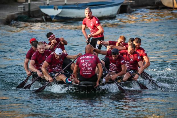 Prolazak Maratona lađa kroz Rogotin uz bakljadu