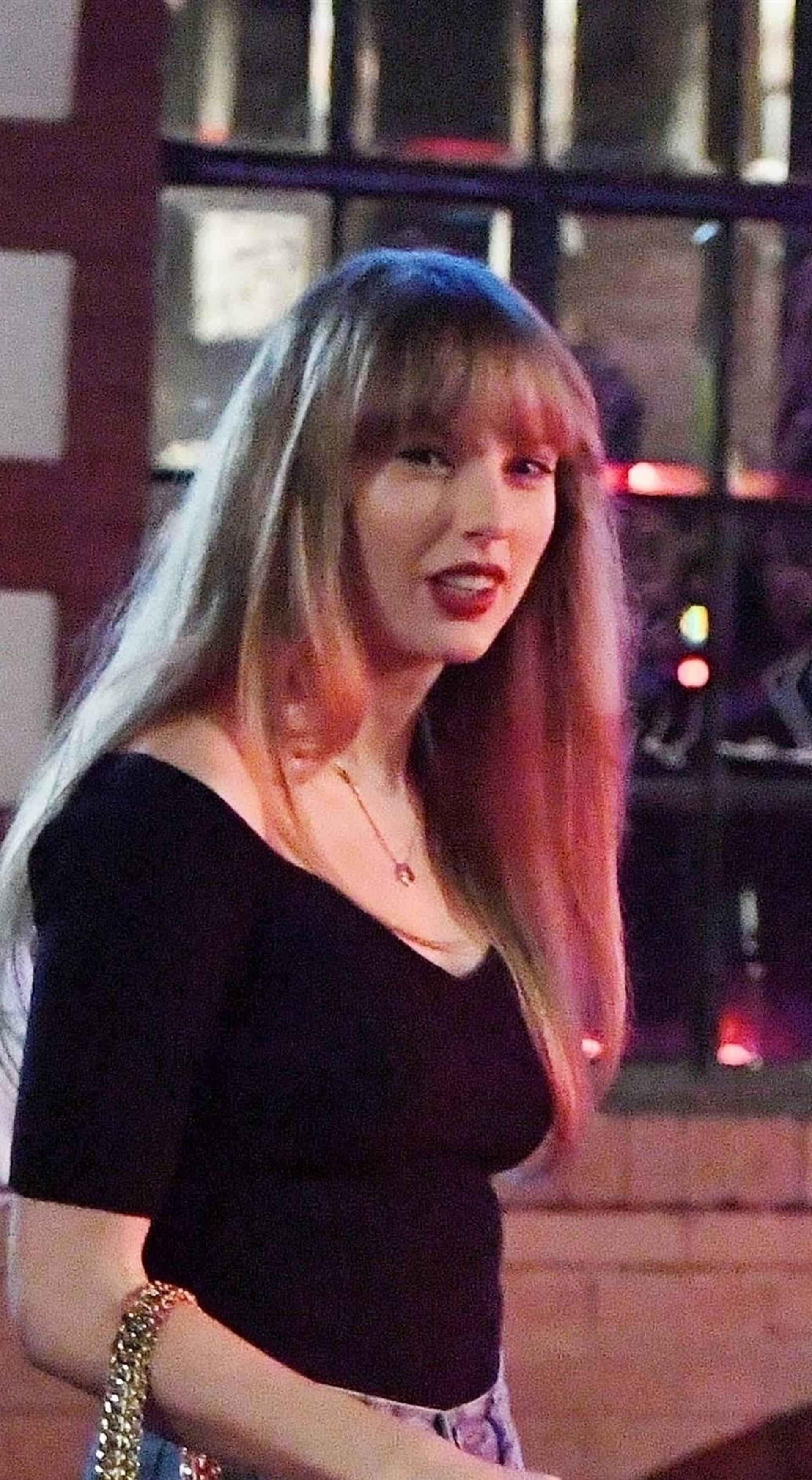 *EXCLUSIVE* Newly single Taylor Swift grabs dinner at Via Carota with Jack Antonoff and Margaret Qualley!