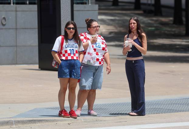 SP2026 Dallas: Atmosfera ispred hotela W gdje igrači trebaju izaći i otići na prvi trening u Dallasu