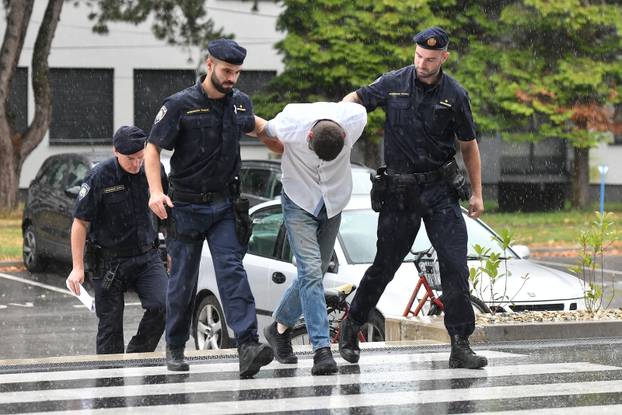 Varaždin: Privođenje muškarca kojeg se sumnjiči za ubojstvo majke u Pleškovcu