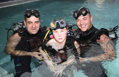 Kike Curavić na bazenu je slijepu djecu učio ronjenju