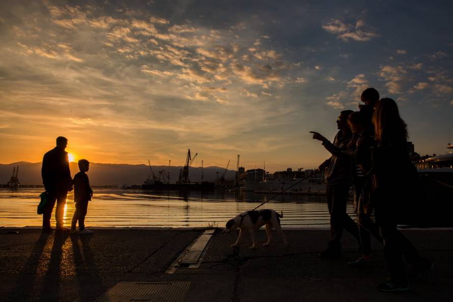 Prevarili ih: Dobili ovrhu zbog struje, a imaju jednu žarulju...