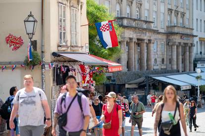 FOTO Zagreb pun turista, ne smetaju im ni paklene vrućine