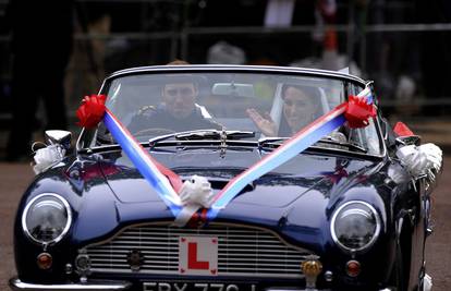 Just Wed: William provozao Kate ulicama u Aston Martinu