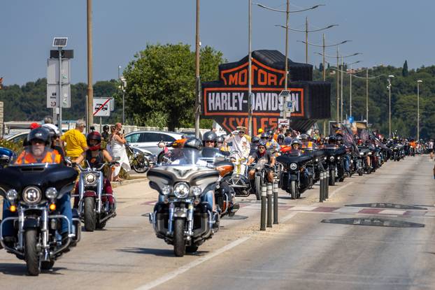 Nekoliko tisuća vlasnika Harley Davidsona prolazi kroz Pulu u defileu