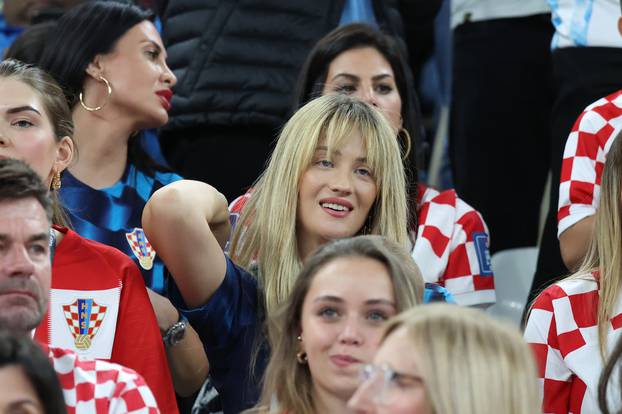 KATAR 2022 - Izabel Kova?i? prati utakmicu izme?u Hrvatske i Argentine