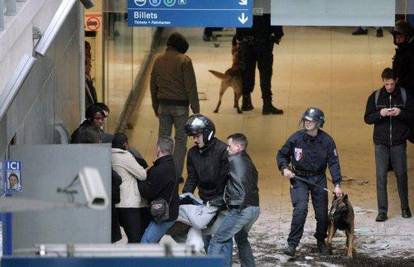 Policija pustila plin na mlade Parižane