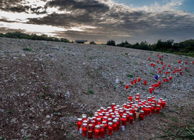 Tuga na Lastovu: Više od 200 lampiona zasvijetlilo u spomen na tragično preminulog Frana