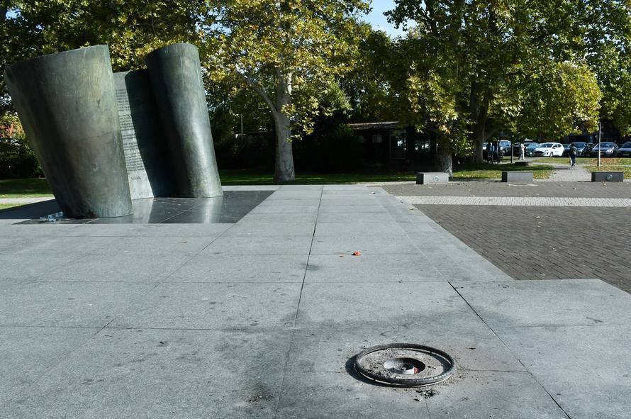 Sisak: Ponovo ugašen vječni plamen kod spomenika poginulim hrvatskim braniteljima