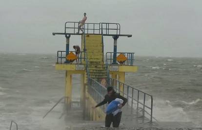 Potpuna ludost: Skakali su u more dok ih je 'udarala' oluja