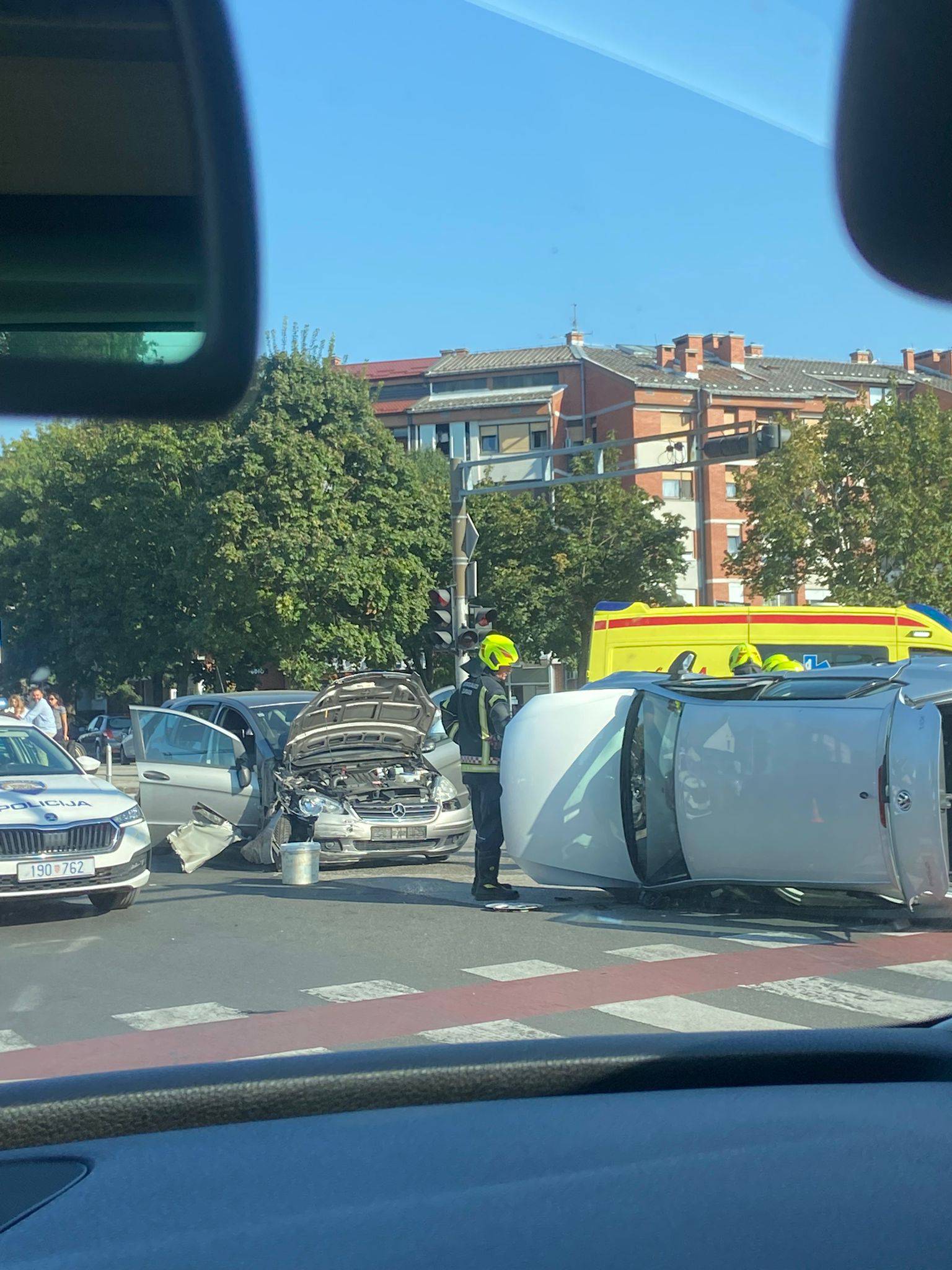 FOTO Prometna u Zagrebu: U Španskom se prevrnuo auto