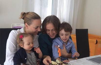 Obitelj na okupu: Čokoladna torta za Emin prvi rođendan