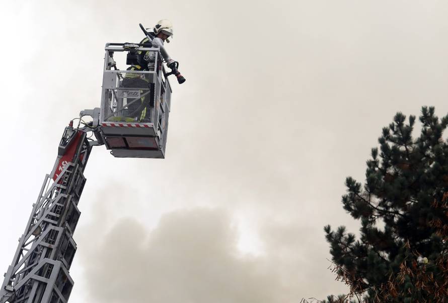 VIDEO Osnovna škola u Zagrebu gorjela više od dva sata, jedan vatrogasac je lakše ozlijeđen