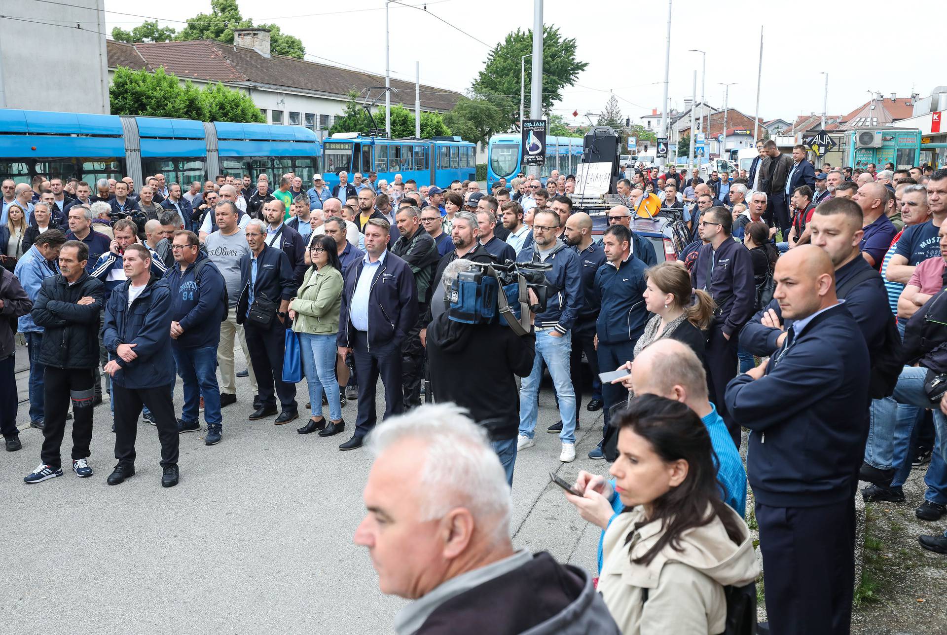Zagreb: Radnici ZET-a prosvjeduju kod okretišta Remiza zbog nezadovoljstva potpisanim kolektivnim ugovorom