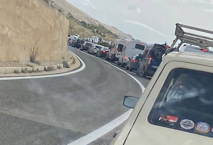 VIDEO Gužva na Paškom mostu: 'Svi se okreću i vraćaju natrag'