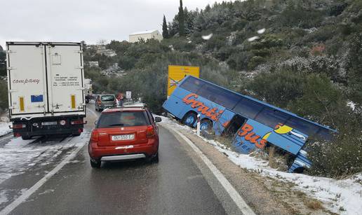 S ceste kod Dubrovnika sletjeli bus i ralica, muškarac ozlijeđen