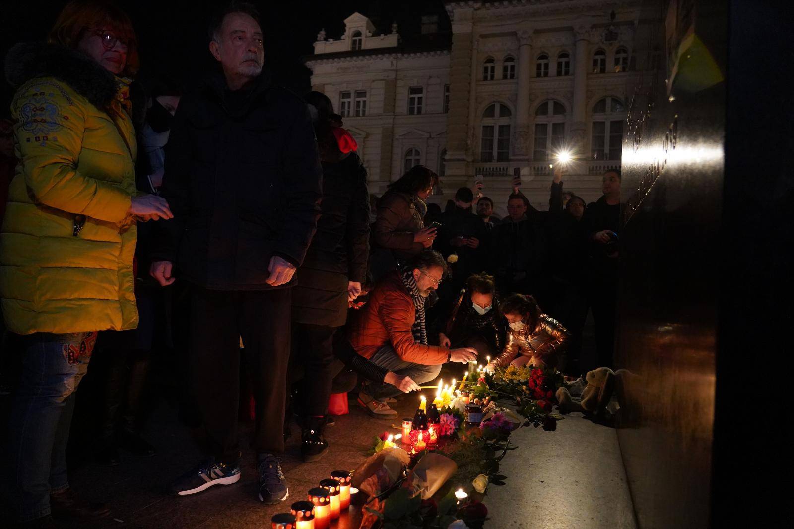 Novosađani se opraštaju od Balaševića paljenjem svijeća na Trgu Slobode