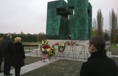 Leko u Vukovaru odao počast žrtvama, u utorak mora na put