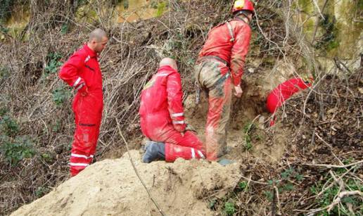 Dugi Rat: Vatrogasci su spasili muškarca (82) koji je pao u grm 